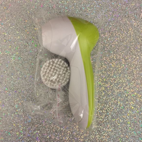 Battery Operated Facial Cleansing Brush - Picture 2 of 5